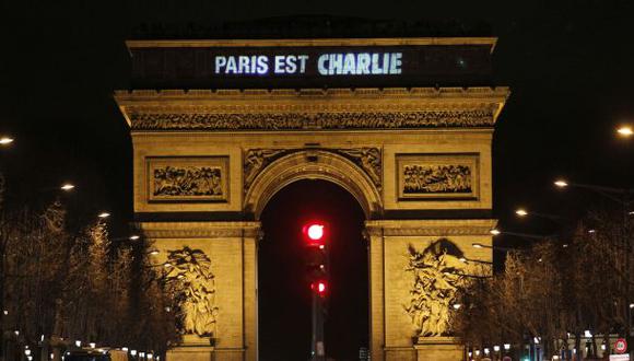 Francia: el Arco del Triunfo luce la frase "París es Charlie"
