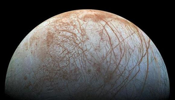 Europa, la luna helada de J&uacute;piter, podr&iacute;a albergar un oc&eacute;ano y hasta vida en su interior. (Foto: NASA)