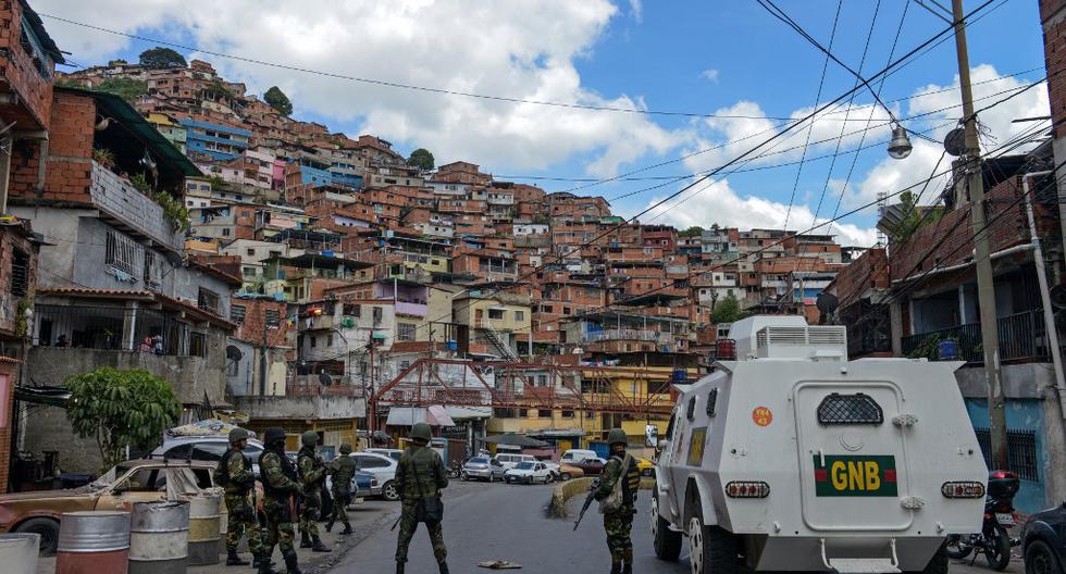 En julio del 2021, la policía venezolana realizó un megaoperativo en el peligroso barrio caraqueño de la Cota 905. La intervención se extendió por varios días marcados por enfrentamientos directos entre los uniformados y los delincuentes, dejando además más de una veintena de muertos y decenas de heridos. (Foto: Federico Parra / AFP / Archivo)