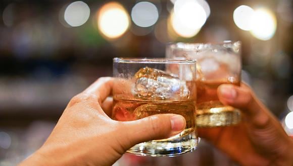 El whisky puedes disfrutarlo, especialmente, con comida nikkei (fusión de gastronomía peruana y japonesa), carnes rojas a la parrilla, entradas y postres, entre otras opciones. (Getty Images)