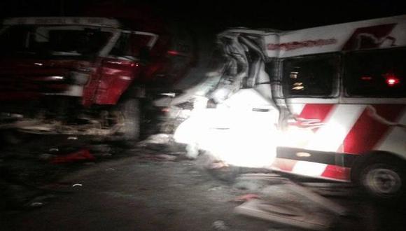 Camaná: choque entre minivan y camión deja 6 muertos