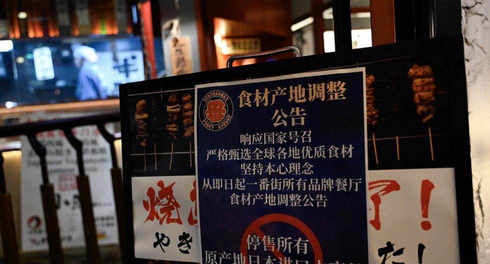 Un cartel instalado afuera de un restaurante en Beijing informa que están "suspendidas las ventas de todos los productos marinos importados de Japón", como parte de las medidas anunciadas por el Gobierno Chino ante el vertido de aguas de Fukushima al océano Pacífico.
