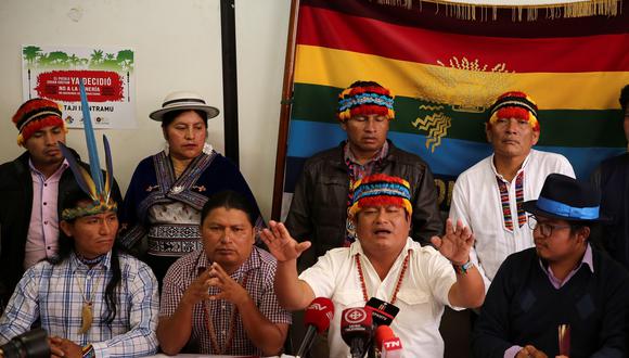 El líder de la Confederación de Nacionalidades Indígenas (Conaie), Jaime Vargas, habla y gesticula durante una rueda de prensa en Quito en la que defendió su postura. Foto: EFE