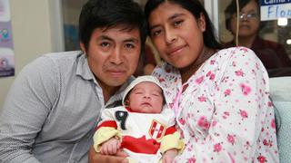 Bebes que nacieron en Navidad recibieron la camiseta peruana