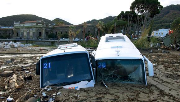 Se ven autobuses turísticos dañados en el puerto de Casamicciola el 27 de noviembre de 2022, luego de fuertes lluvias que causaron un deslizamiento de tierra en la isla de Ischia, en el sur de Italia. (Foto por Eliano IMPERATO / AFP)