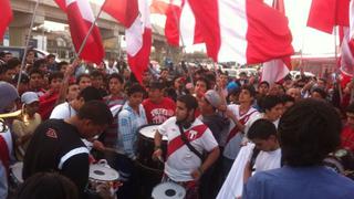 FOTOS: hinchas apoyan a la selección peruana en los exteriores de La Videna