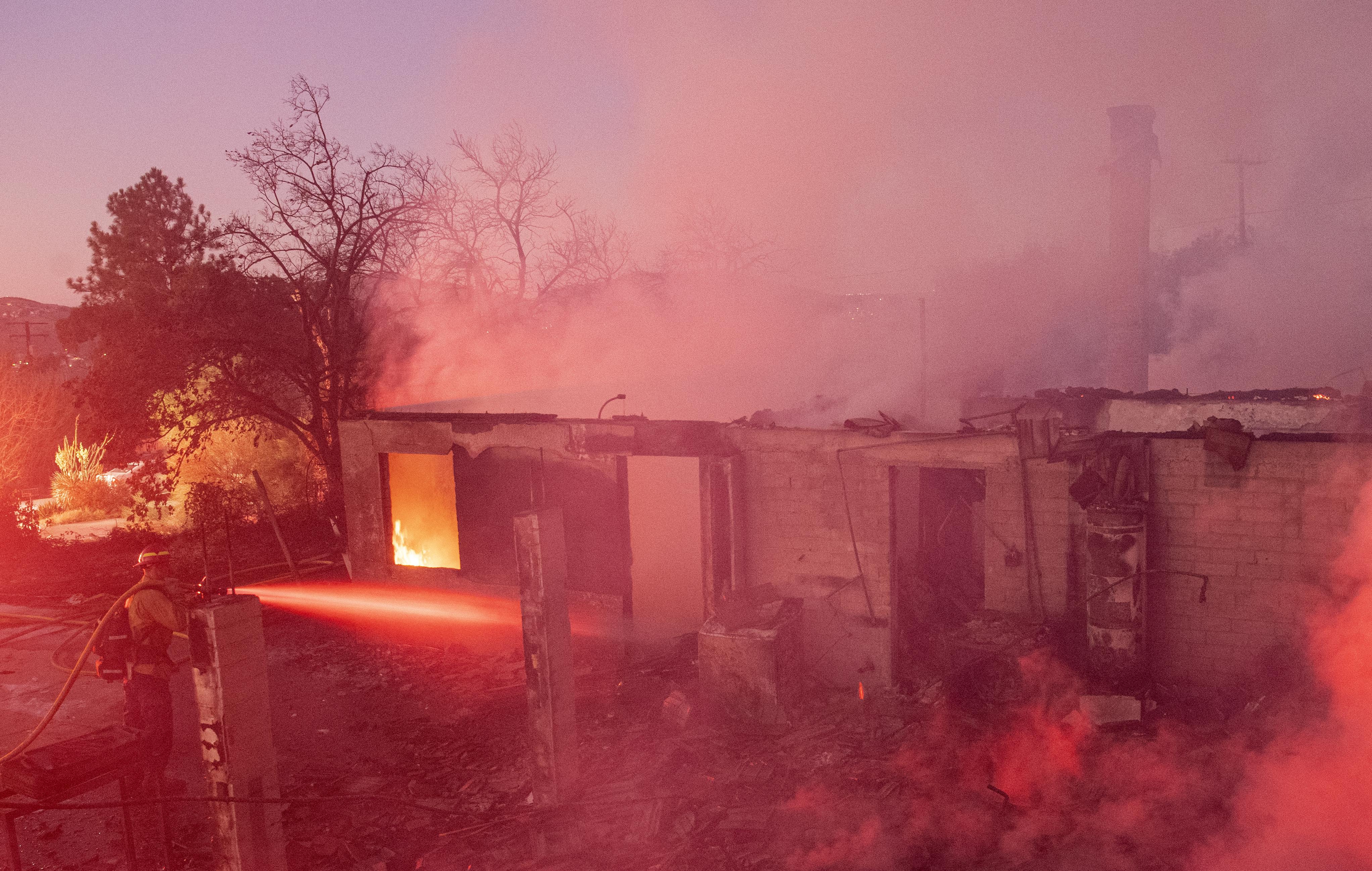 Las rachas de viento de hasta 112 kilómetros por hora que alimentan nuevos incendios en el área metropolitana de Los Ángeles. (Foto: AFP)