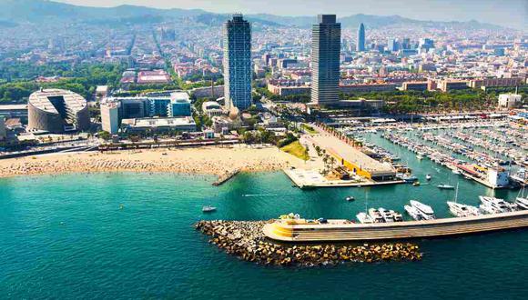 Vista aérea de yates atracados en Port. Barcelona, España. (Foto: shutterstock)