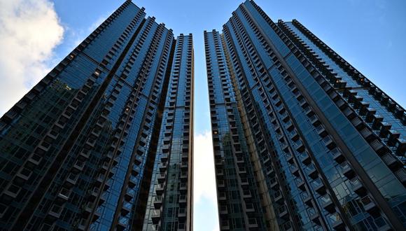 El complejo de edificios residenciales Grand Central en Hong Kong, donde se sorteará un departamento de un dormitorio de 1,4 millones dólares entre las personas vacunadas contra el coronavirus. (Foto de Anthony WALLACE / AFP).