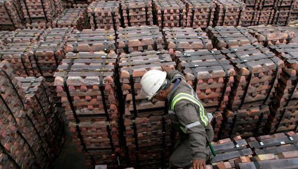 Un trabajador portuario revisa el cargamento de cobre de exportación en Valparaíso, Chile (Foto: Reuters)