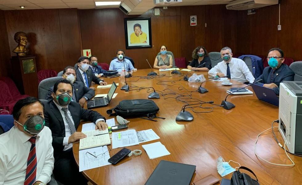 Bancada Podemos Perú reunidos en la Sala Moyano, el 3 de abril pasado, día en el que se debatió el retiro del 25% de los fondos de las AFP. No guardan la distancia aconsejada.