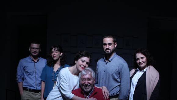 Osvaldo Cattone con el elenco de la obra "El padre". (Foto: El Comercio)