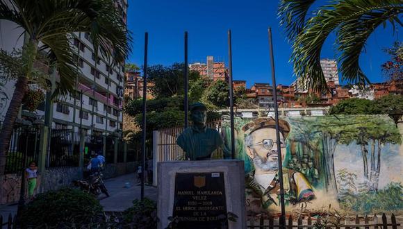 Fotografía que muestra un busto de Manuel Marulanda Vélez, fundador de las Fuerzas Armadas Revolucionarias de Colombia (FARC), el 18 de febrero de 2021 en Caracas, Venezuela. (EFE/ Miguel Gutiérrez).