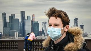 Rusia registra récord de 320 muertos por coronavirus en un día y autoridades ordenan el uso obligatorio de mascarillas
