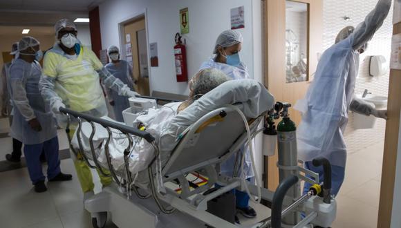Trabajadores de la salud trasladan a un paciente con COVID-19 a una sala del hospital Dr. Ernesto Che Guevara en Marica, Brasil. (Foto: AP/Bruna Prado)