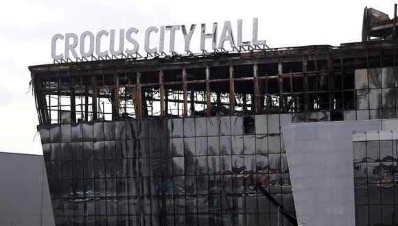 Una vista muestra la sala de conciertos Crocus City Hall incendiada en Krasnogorsk, en las afueras de Moscú, el 26 de marzo de 2024. (Foto de NATALIA KOLESNIKOVA / AFP)