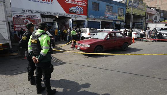 Una persona no identificada recibió 15 balazos dentro de su auto rojo que tenía un letrero de taxi. (Foto: Diana Marcelo/ @photo.gec)