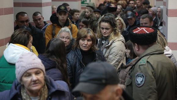 Imagen de archivo | Las personas que llegaron de Kherson esperan una mayor evacuación a las profundidades de Rusia dentro de la estación de tren de Dzhankoi en Crimea el 21 de octubre de 2022. (Foto de STRINGER / AFP)
