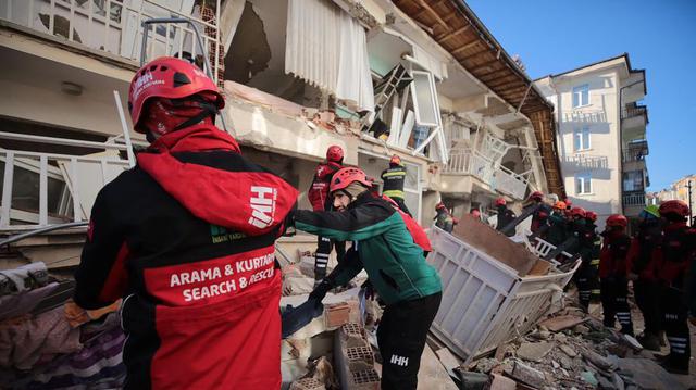 Rescatistas en busca de personas enterradas bajo los escombros de un edificio derrumbado, después de que un terremoto sacudió Elazig, este de Turquía. (Foto: AP).