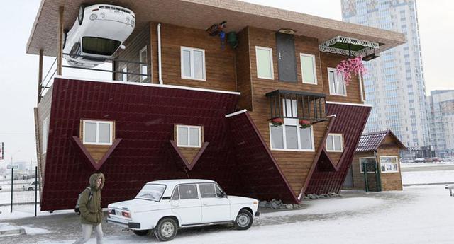 La casa al revés de Krasnoyarsk fue construida por los residentes de la ciudad como un atractivo turístico. Su fachada llama la atención por sus detalles que incluyen un auto, un pequeño jardín y hasta un tacho para los desperdicios. (Foto: Reuters)