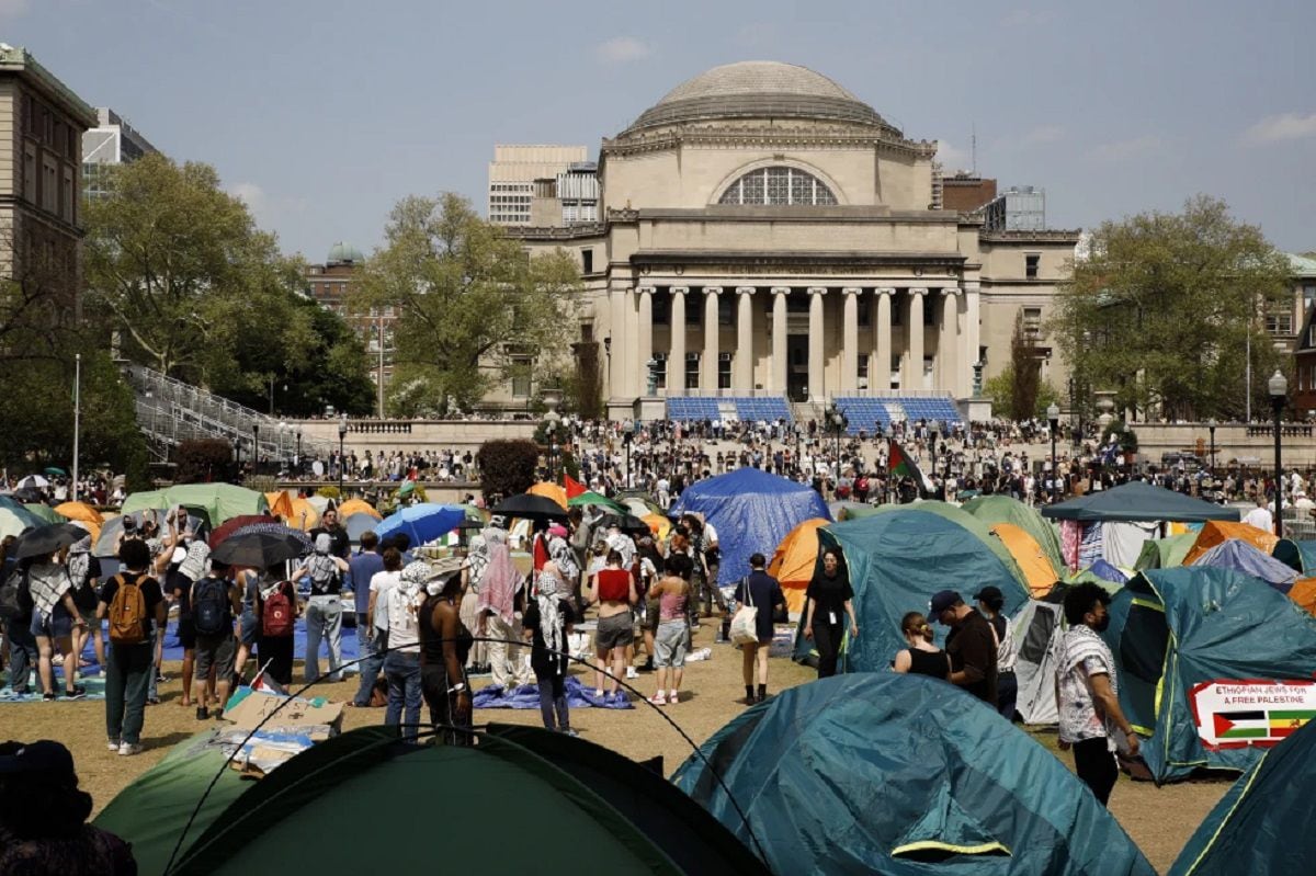 Estudiantes protestan en el campus de la Universidad de Columbia, el lunes 29 de abril de 2024, en Nueva York. (Foto de Stefan Jeremiah / AP)