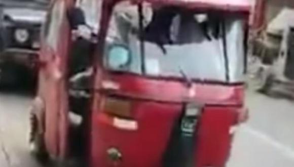 Este es el mototaxi en el que la pareja se viene desplazando desde Lima a Cali. (Captura de video).