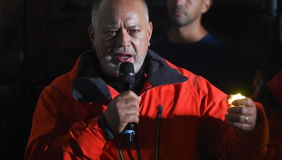 El diputado venezolano Diosdado Cabello pronuncia un discurso en el Cuartel de la Montaña en Caracas, el 4 de marzo de 2023. (Foto de Miguel ZAMBRANO / AFP)