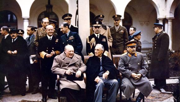 Sentados, de izquierda a derecha: Winston Churchill, Primer ministro del Reino Unido, Franklin D. Roosevelt, presidente de los Estados Unidos, y Yósif Stalin, máximo dirigente de la Unión Soviética. (Foto: AP)