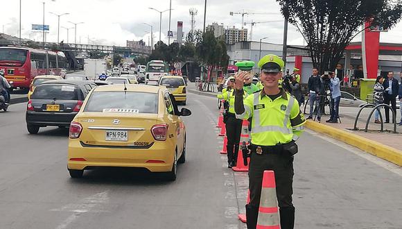 La policía de tránsito colombiana impone multas a los conductores que no cumplen el 'pico y placa'. (Foto: @TransitoBta)