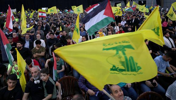 Partidarios de Hezbolá ondean la bandera palestina durante una reunión para conmemorar las conmemoraciones anuales del Día de Quds (Jerusalén) en el suburbio sur de Beirut el 5 de abril de 2024. (Foto de ANWAR AMRO / AFP)