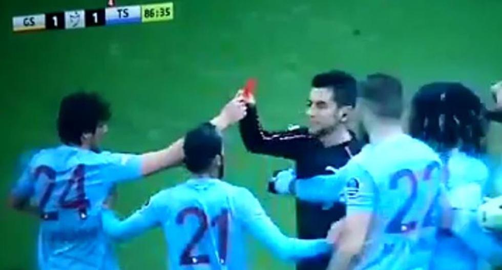 En el fútbol de Turquía, un jugador decidió expulsar al árbitro. (Video: YouTube)