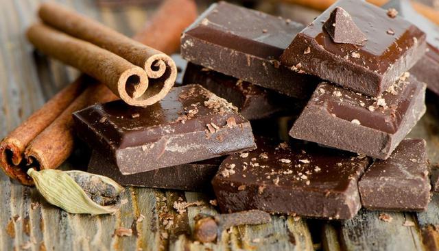 Chocolate negro. Consumir dos tazas diarias de cacao mejora el flujo sanguíneo del cerebro. Con ello, tanto nuestra memoria como concentración se incrementarán. (Foto: Shutterstock)