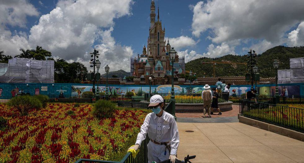 Un personal de limpieza limpia una valla junto al Castillo de Sueños Mágicos en parque de atracciones de Disney. (EFE/EPA/JEROME FAVRE).