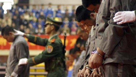 China ejecuta a 10 personas que fueron juzgadas ante miles de personas en un estadio.