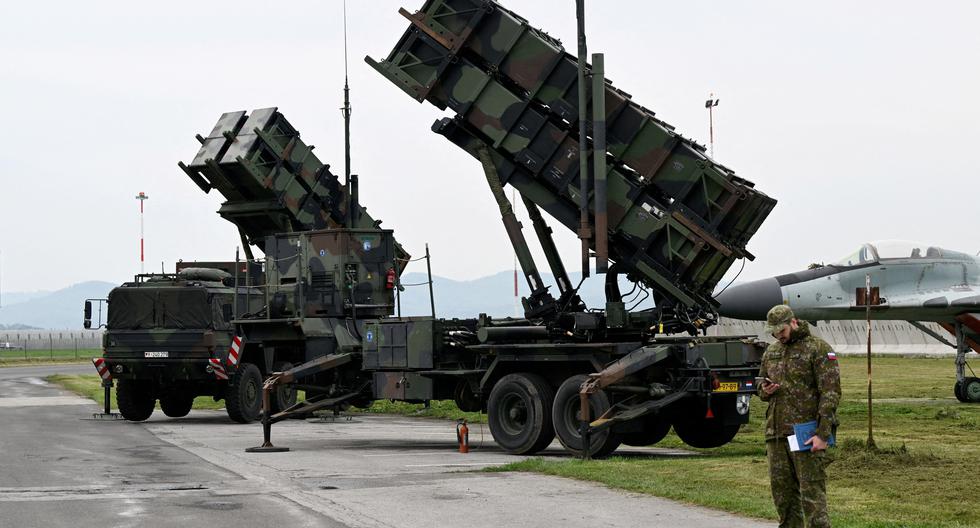 El sistema de defensa antimisiles Patriot en el aeropuerto de Sliac, Eslovaquia, el 6 de mayo de 2022. (REUTERS/Radovan Stoklasa).