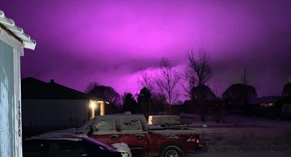 Se viralizó en Facebook la imagen de una inusual luz púrpura que cubrió el cielo de Snowflake, un pueblo de Arizona (Estados Unidos). (Foto: Navajo County)