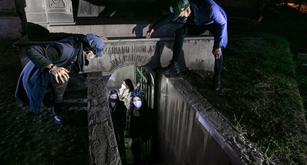 ENTRAR O NO ENTRAR. La cripta de Mariano Nicolás Valcárcel suele estar abierta y genera curiosidad en los visitantes. No todos se atreven a ingresar a este espacio. (Fotos: Luis MIranda)