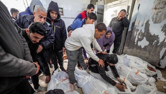 Los palestinos reaccionan en el hospital de al-Aqsa en Deir el-Balah mientras lloran por los cuerpos de sus seres queridos asesinados durante el bombardeo israelí, en el centro de la Franja de Gaza, el 6 de marzo de 2024, en medio de las batallas en curso entre Israel y el grupo militante Hamás. (Foto de AFP)