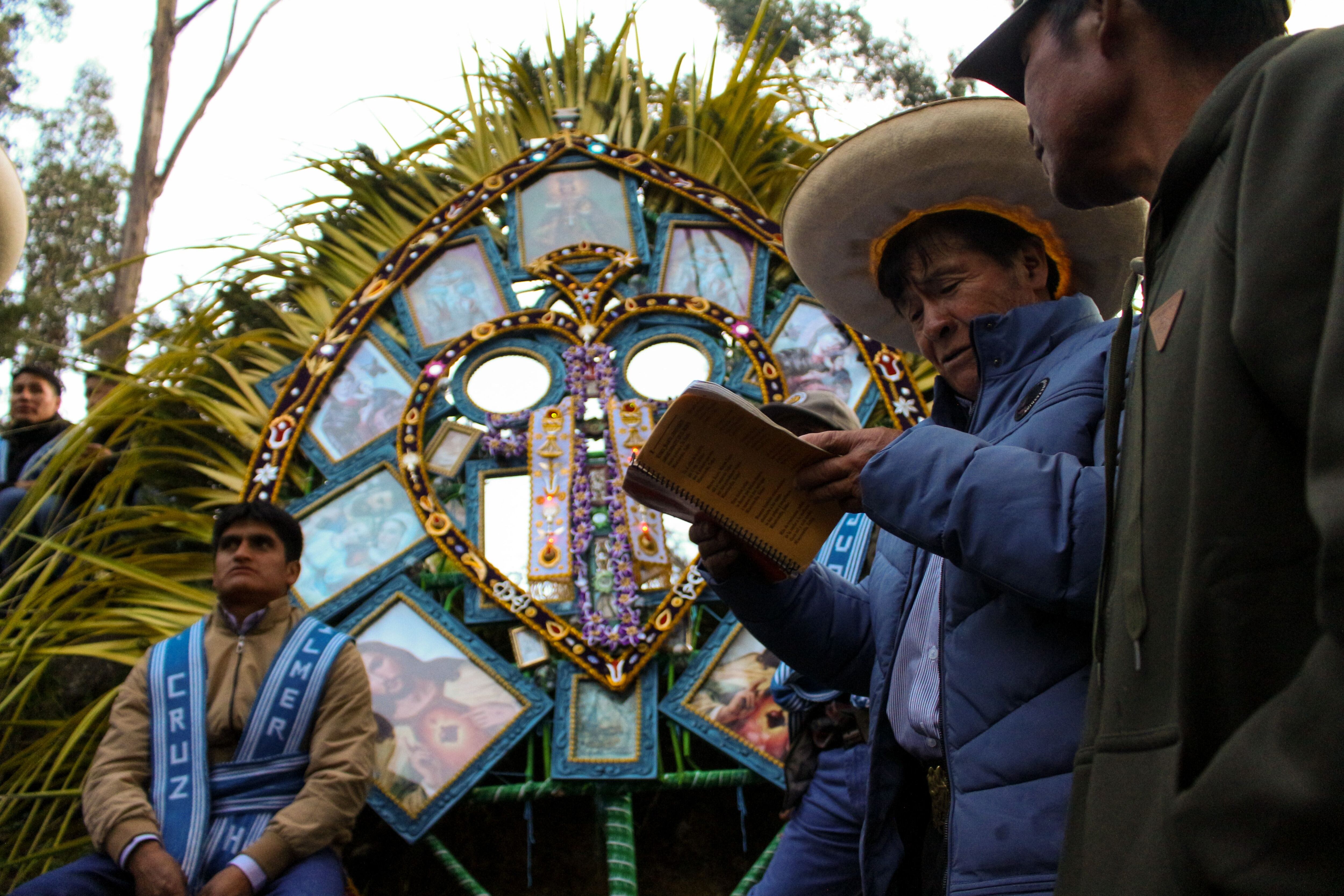 Los fieles concurrieron al centro poblado de Porcón Bajo -a 14 kilómetros de la ciudad de Cajamarca- para presenciar en la parroquia de la comunidad la tradicional Fiesta de las Cruces en Domingo de Ramos.