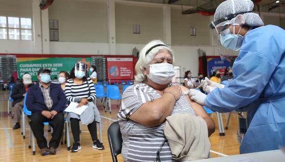 El ministro de Salud, Óscar Ugarte, indicó que se intensificará el proceso de vacunación gracias a la llegada en los próximos días de nuevos lotes de dosis. (Foto: Minsa)