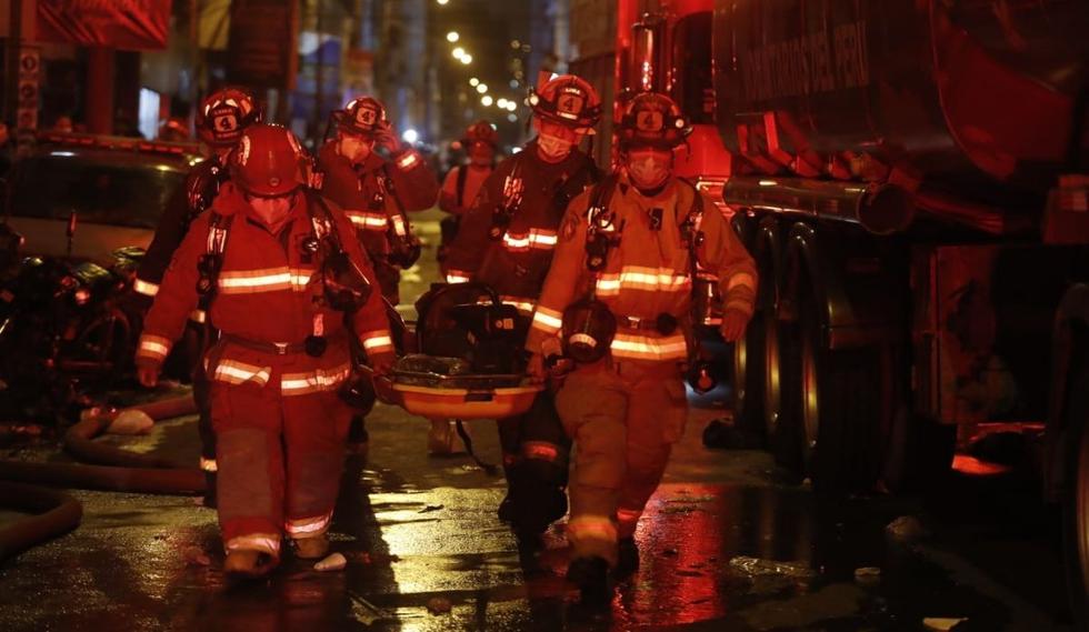 El fuego en la galería de Mesa Redonda se inició a las 7:40 de la noche, según los Bomberos del Perú. (Foto: Hugo Pérez @photo.gec)