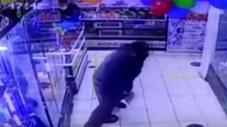 Independencia: policía y hampón quedan heridos durante asalto y balacera a una tienda de teléfonos celulares | VIDEO