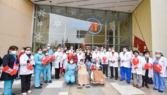 Los dos niños que recibieron el trasplante de un riñón y el equipo profesional de médicos | Foto: Cortesía INSN - SB