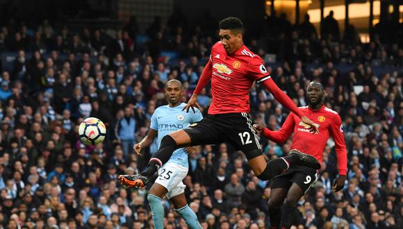 Manchester United revirtió el marcador en el segundo tiempo gracias a la notable aparición de Chris Smalling. La defensa del Manchester City demostró pasividad absoluta en dicha definición. (Foto: AFP)
