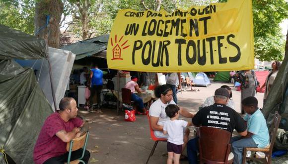 "Vivienda para todos", reclama el campamento de protesta de los latinos de Saint-Ouen, un suburbio de París. Foto: BBC Mundo