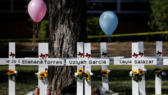 Memorial que se montó afuera del Robb Elementary School, donde hace unos días se sucedió una masacre. REUTERS