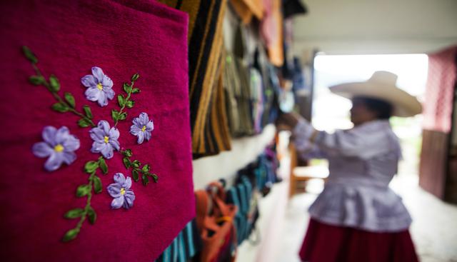 Las mujeres de la localidad se dedican al tejido de hermosos telares y están dispuestas a enseñarte su arte.  Foto: Marco Garro / PromPerú