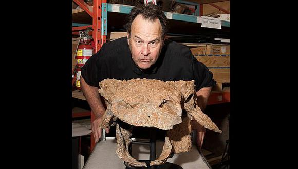 El actor Dan Aykroyd, que particip&oacute; en la pel&iacute;cula &quot;Cazafantasma&quot;, posa junto al cr&aacute;neo de la nueva especie de dinosaurio. (Foto: Reuters)