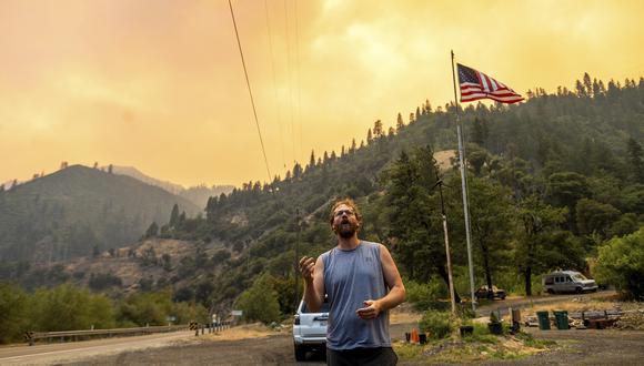 El cielo naranja por los incendios. Vista del Plumas National Forest, en California. AP