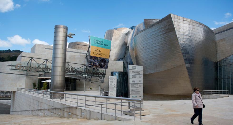 Una mujer pasa por el generalmente abarrotado Museo Guggenheim Bilbao, el pasado 14 de marzo, en la ciudad vasca de Bilbao. En esa fecha se cerraron los museos para evitar la propagación del COVID-19. (Archivo/ANDER GILLENEA / AFP)